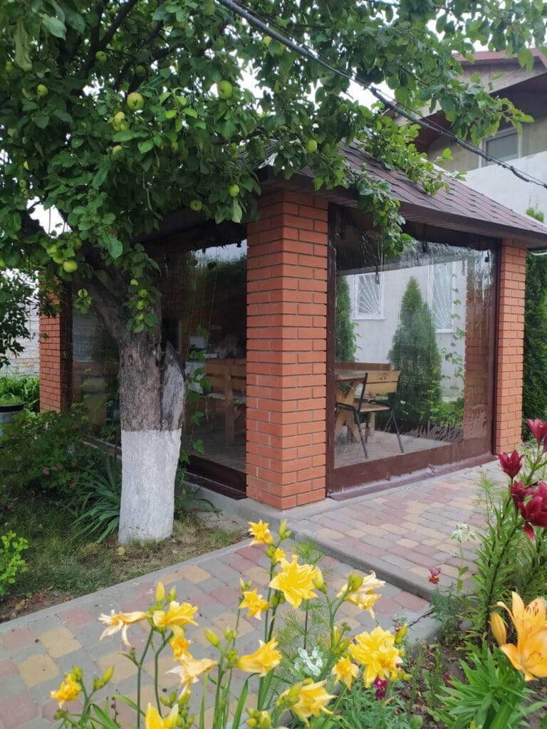 м'які ПВХ вікна в альтанці з цегли